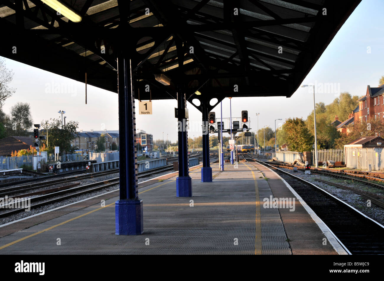 Lange Sicht der leeren Plattform in Oxford Bahnhof Stockfoto