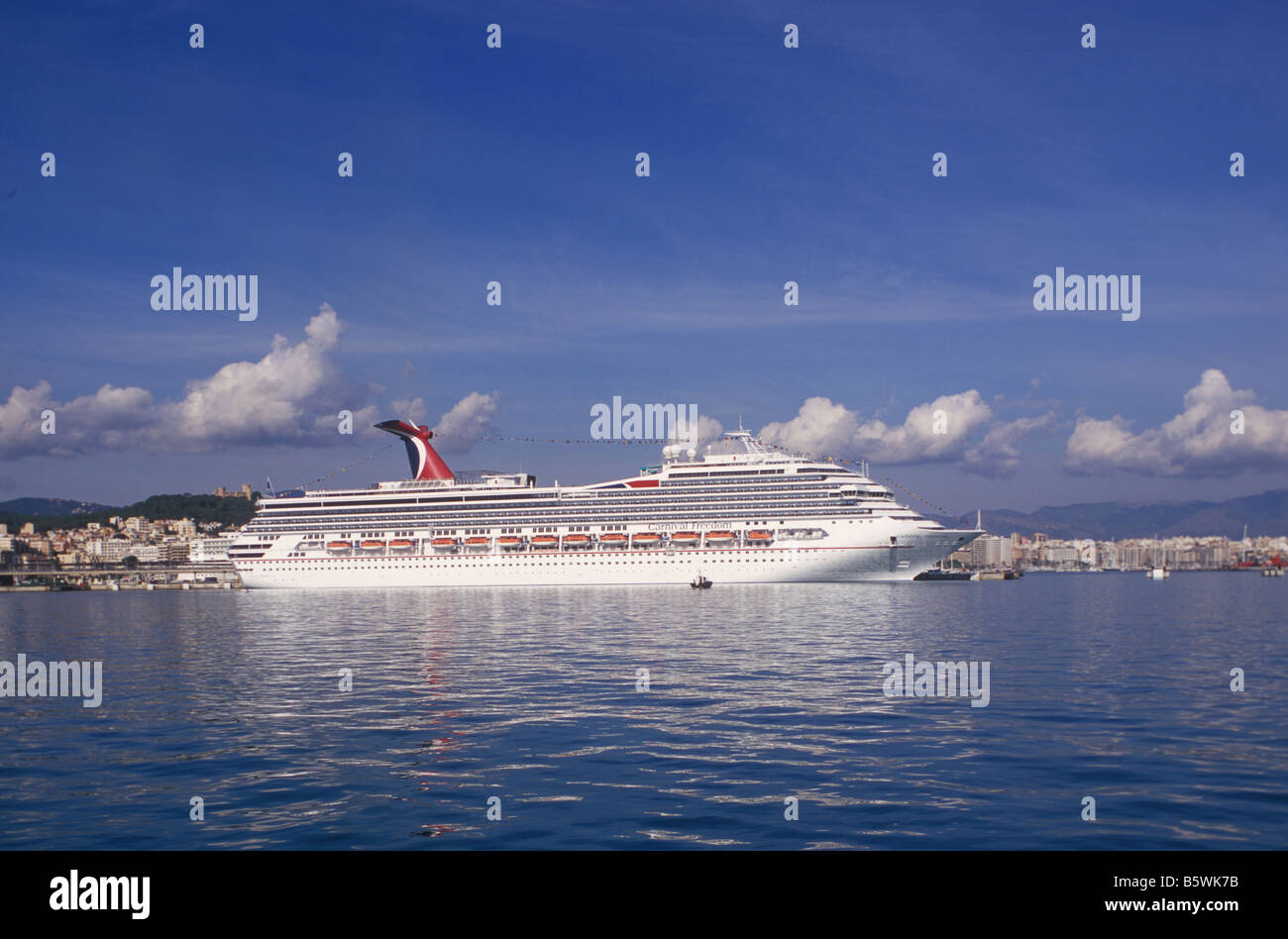 Carnival Cruise line-Kreuzfahrtschiff "Carnival Freedom" im Hafen von Palma De Mallorca hinter), Balearen, Spanien. Stockfoto
