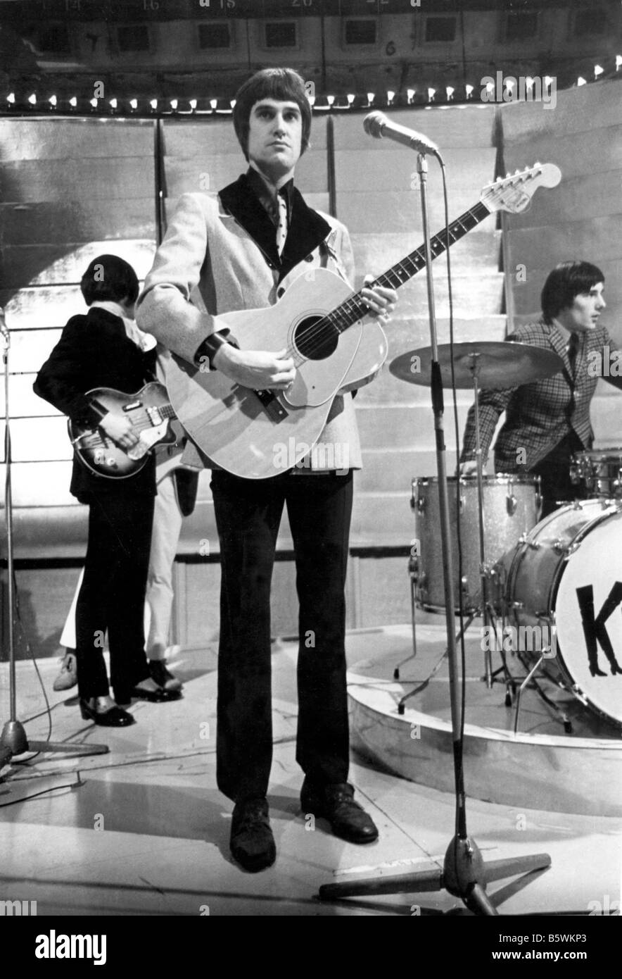 DIE Knicke UK-pop-Gruppe auf BBC TV-Sendung Top of the Pops am 8. Dezember 1966 mit Ray Davies vor Stockfoto