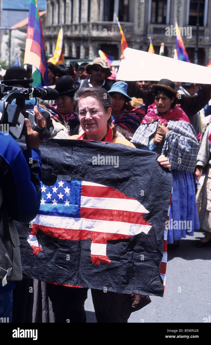 Weibliche Demonstrant hält amerikanische Flagge in Form eines Schweins während einer Demonstration, La Paz, Bolivien Stockfoto