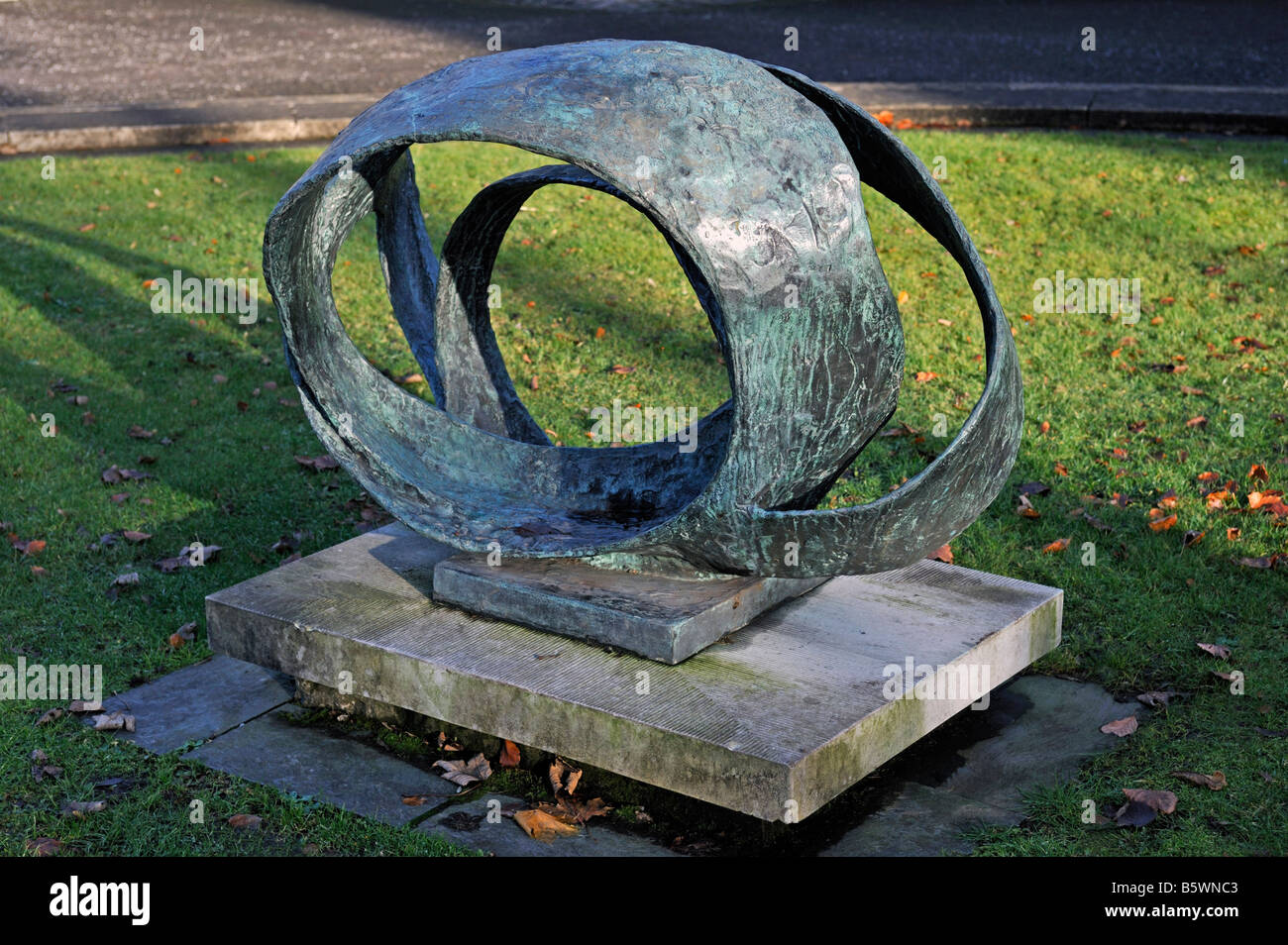 Ovale Form, 'Trezion', Bronze-Skulptur von Barbara Hepworth. Abt Halle Kunstgalerie, Kendal, Cumbria, England, Vereinigtes Königreich. Stockfoto