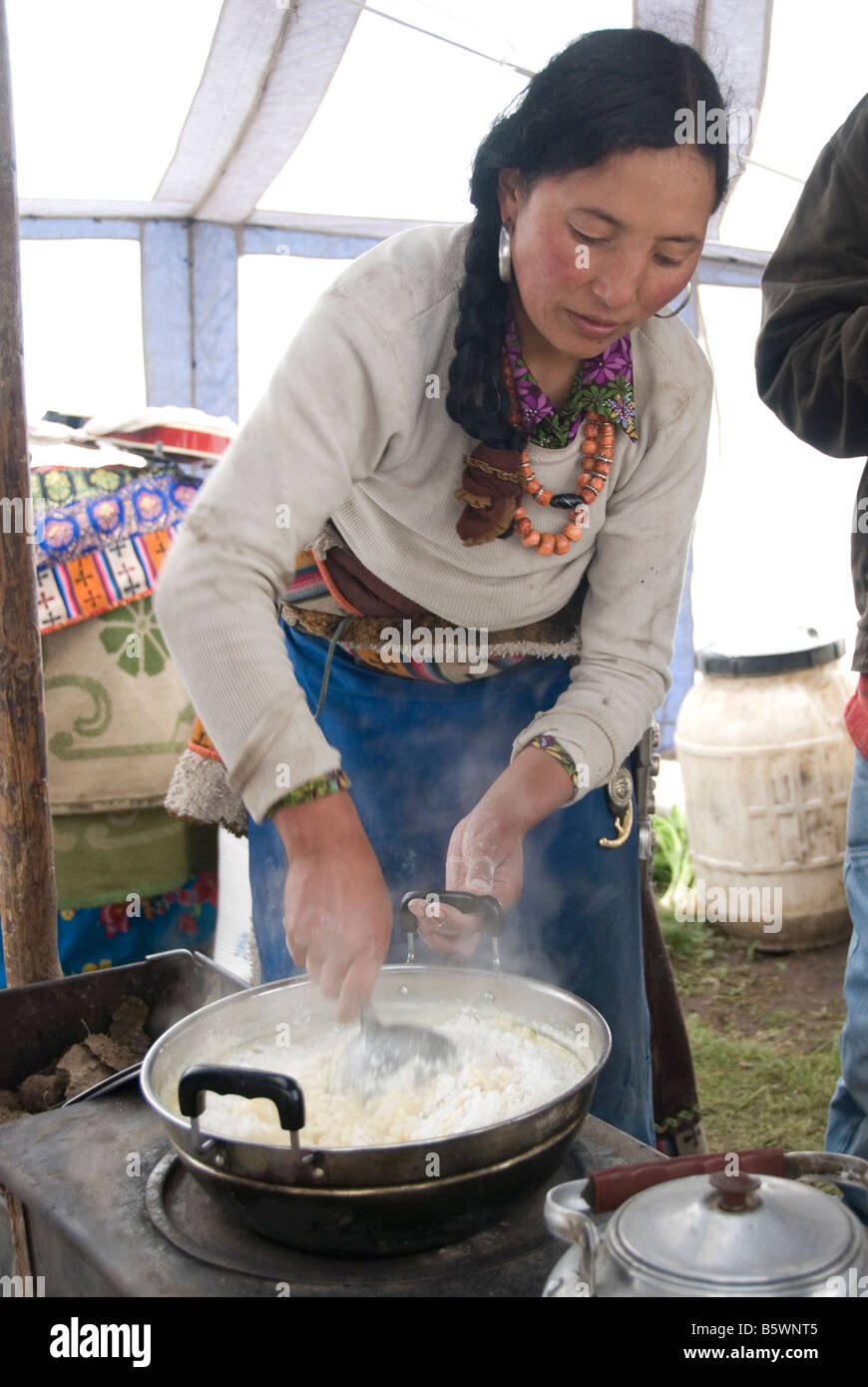 Nomadische tibetischen Frau Kochen in ihr Zelt. Grasland, Sichuan, China. Stockfoto