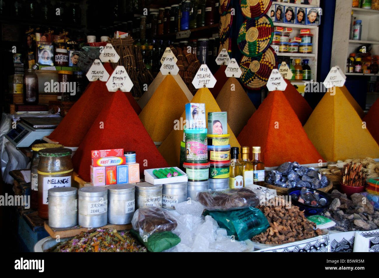 Ein Marktstand verkaufen Gewürze im Souk in Essaouira Marokko Stockfoto