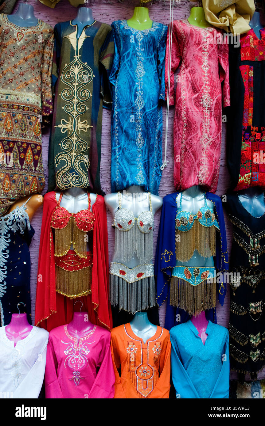 Bauchtanz Kostüme und Jilbab kaftan zum Verkauf in Khan el-Khalili einen großen Souk in der Altstadt von Islamischen Kairo Ägypten Stockfoto