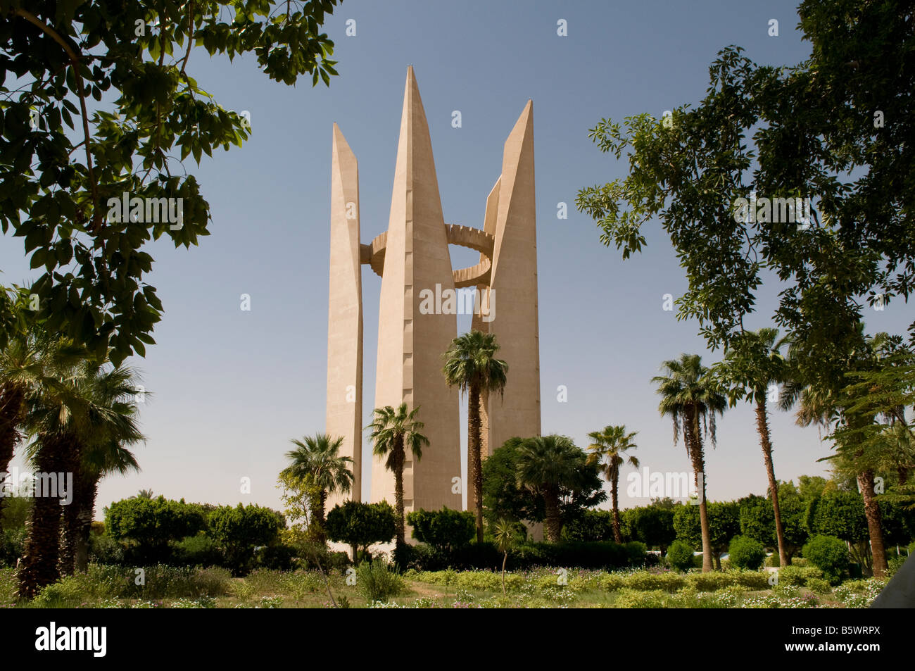 Das Denkmal von Arab-Soviet Freundschaft (Lotus Flower) am Wasserkraftwerk der Assuan Staudamm, über den Nil in Assuan, Ägypten gebaut Stockfoto