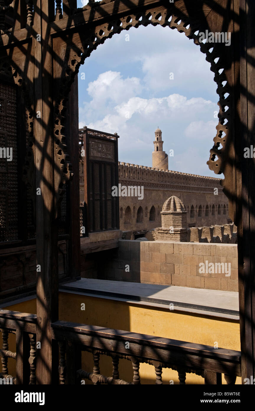 Ansicht der Ibn Tulun Moschee durch Holz geschnitzt Gitterkonstruktion Mashrabiya Fenster an der Ägyptischen Dachterrasse des Gayer-Anderson Museum in Kairo Ägypten Stockfoto