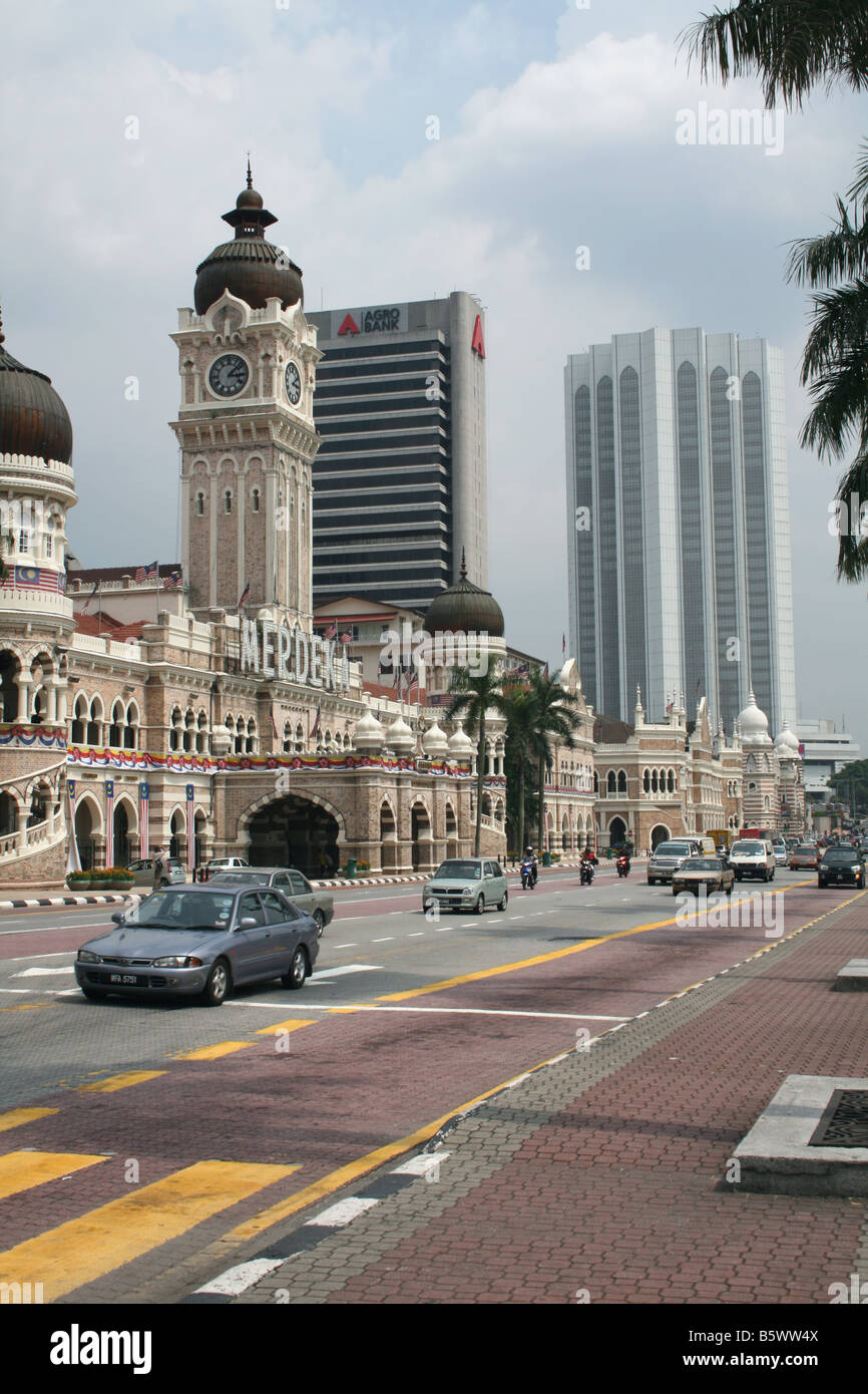 Verkehr auf der Jalan Raja Laut Sultan Abdul Samad Gebäude Kuala Lumpur Malaysia April 2008 Stockfoto