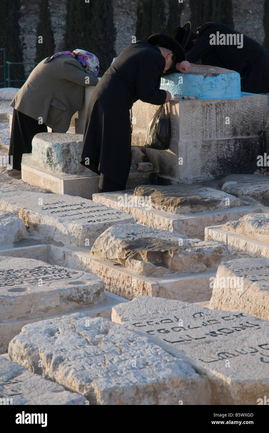 Israel Jerusalem Mount Of Olives jüdischen Orthodoxen paar neugierigen auf Grab eines Rabbiners Stockfoto