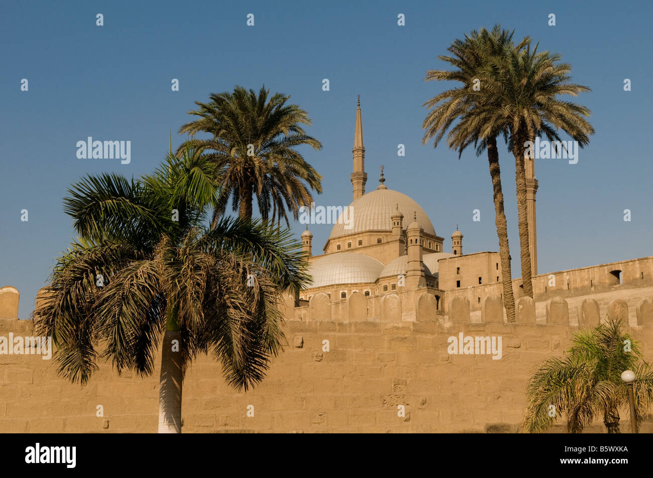 Kuppeln und Minaretten der Mohammed Ali Moschee an der mittelalterlichen islamischen Saladin oder Salah ad Din Zitadelle auf mokattam Hügel in der Nähe des Zentrums von Kairo Ägypten Stockfoto
