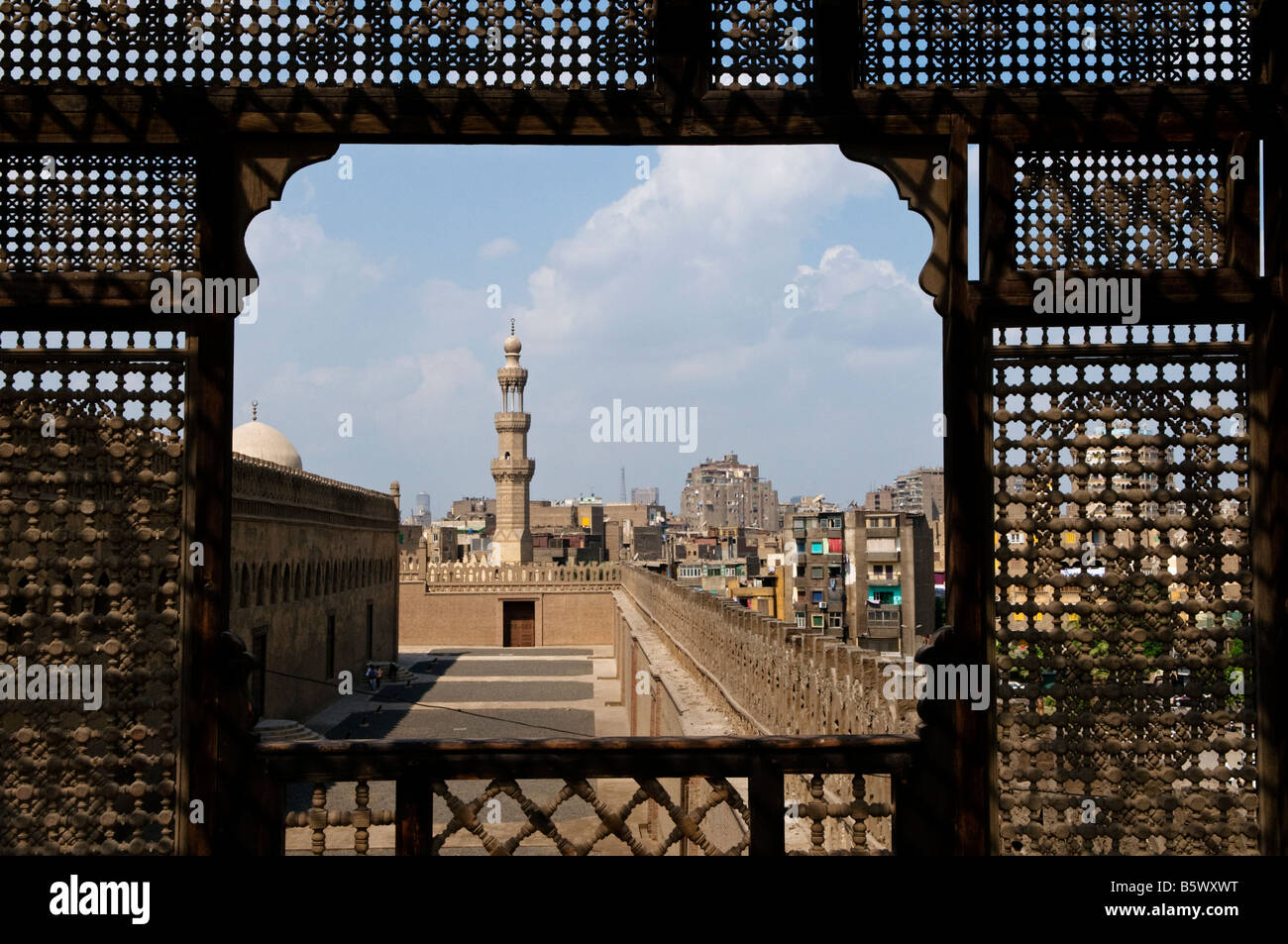 Ansicht der Ibn Tulun Moschee durch Holz geschnitzt Gitterkonstruktion Mashrabiya Fenster an der Ägyptischen Dachterrasse des Gayer-Anderson Museum in Kairo Ägypten Stockfoto