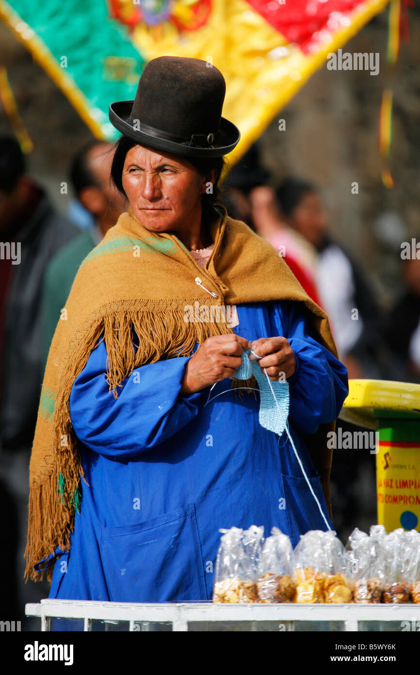 Verkäuferin in traditioneller Kleidung in La Paz Bolivien. Stockfoto