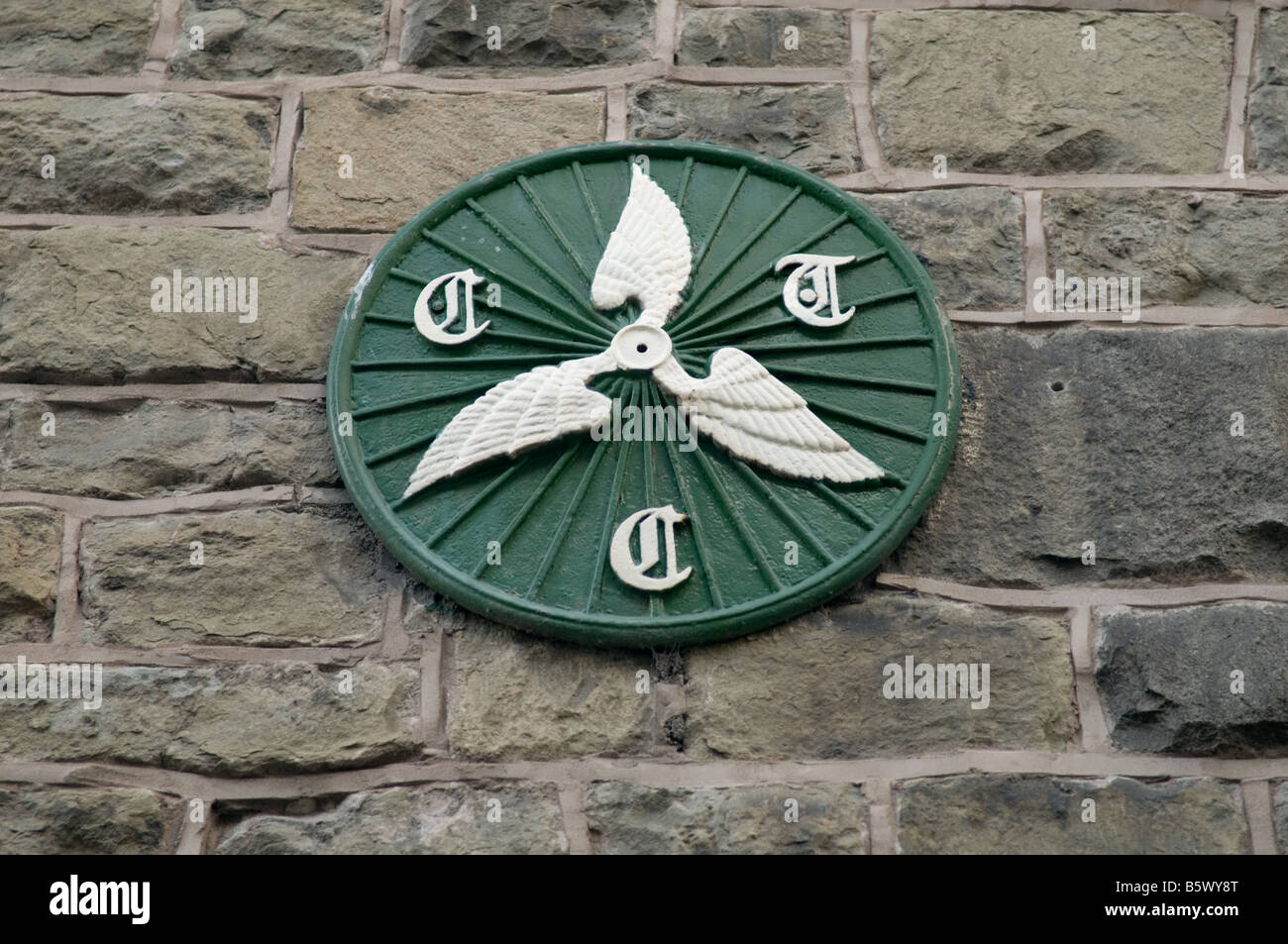 CTC Radfahrer Touring Club Rädern Flügel grün lackiertem Gusseisen Schild am Gebäude in Builth Wells Powys Wales UK Stockfoto