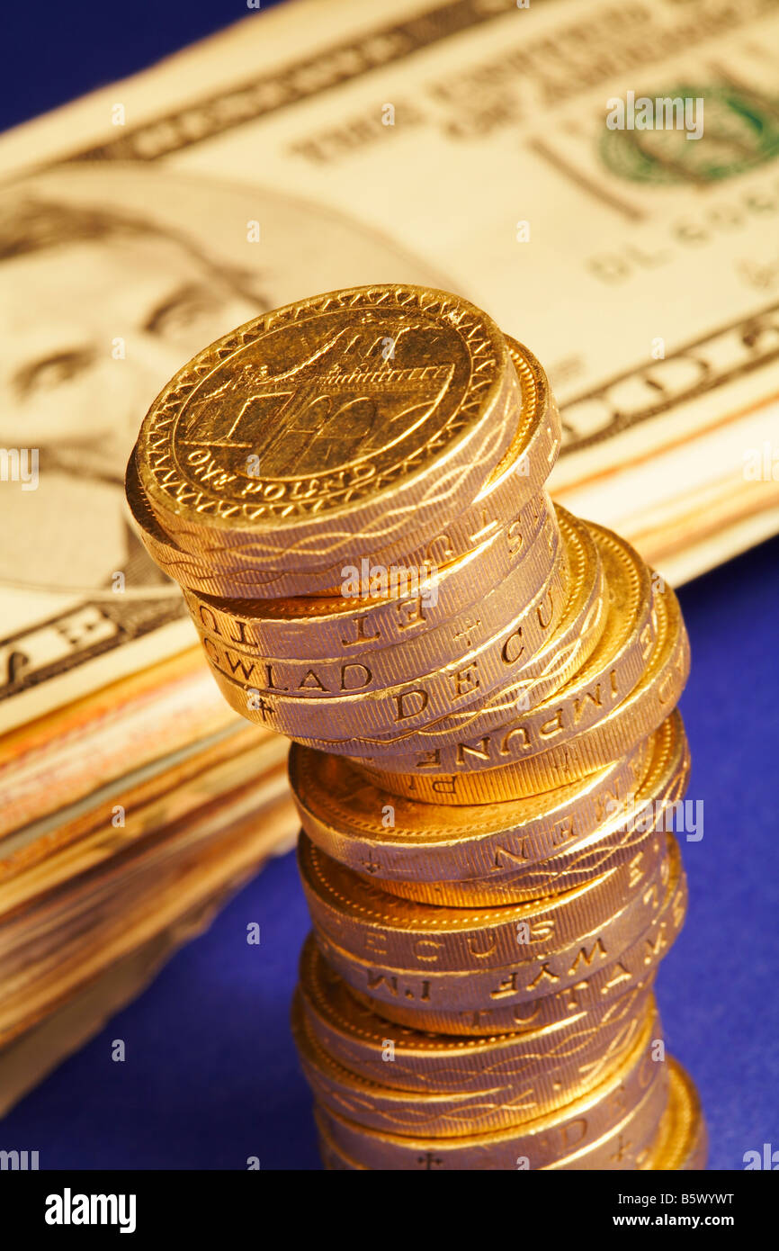 Sterling Pfund-Münzen und Banknoten in US-Dollar Stockfoto