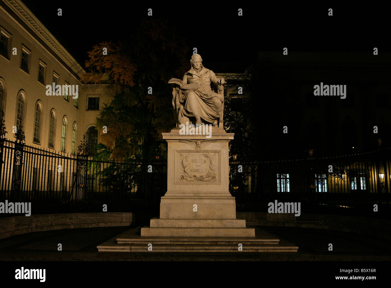 Statue des Preußischen Philosophen Wilhelm von Humboldt (1767-1835) außerhalb der Humboldt-Universität in Berlin, Deutschland Stockfoto