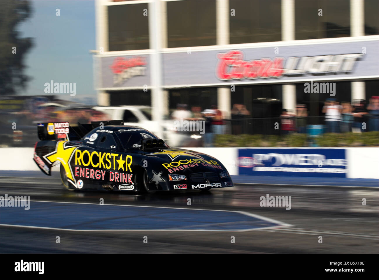 Der "Rockstar" NHRA lustiges Auto von Jerry Toliver beschleunigt auf die Linie am Firebird Int ' l. Raceway, Phoenix, Arizona, USA Stockfoto