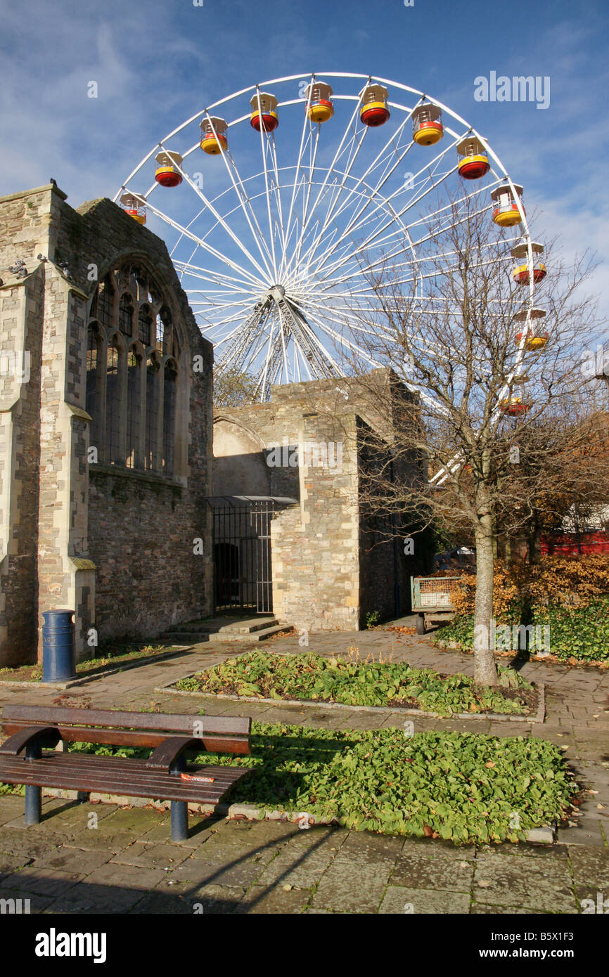 St. Peterskirche in Bristol mit Riesenrad hinter Stockfoto