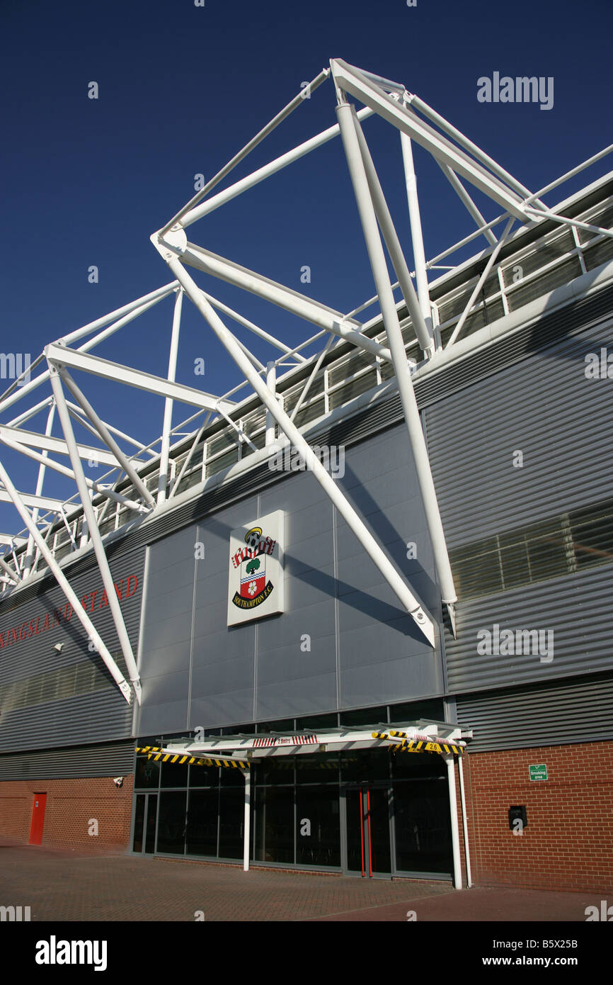 Stadt von Southampton, England. Die Kingsland Stand von Southampton Fußballstadion Stadium Marienkirche. Stockfoto