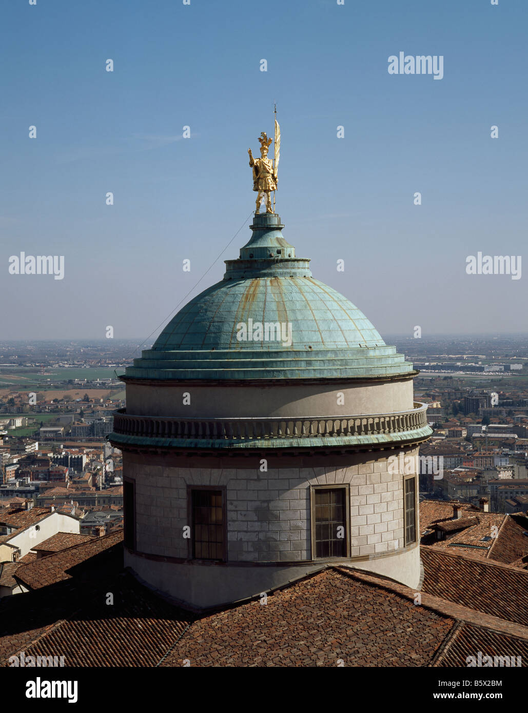 Bergamo-Dom-Kuppel & San Alessandro Stockfoto