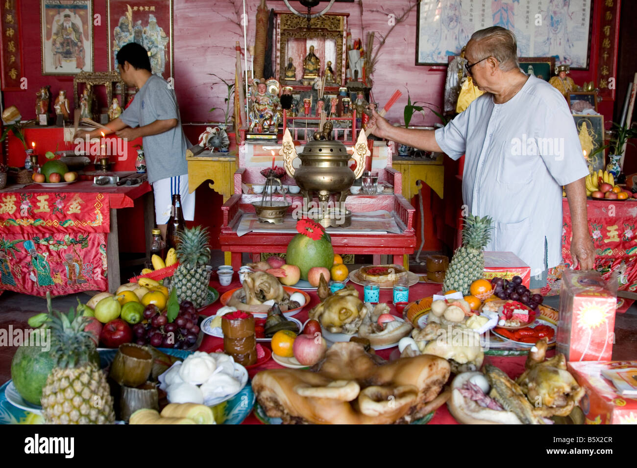 Opfergaben an einen chinesischen Tempel in Thailand. Stockfoto