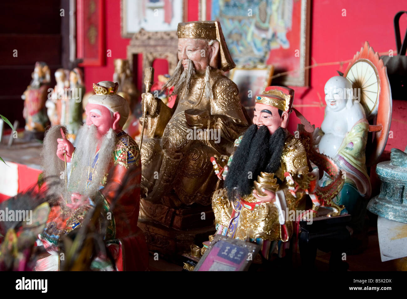 Gottheiten in einem chinesischen Tempel in Thailand. Stockfoto