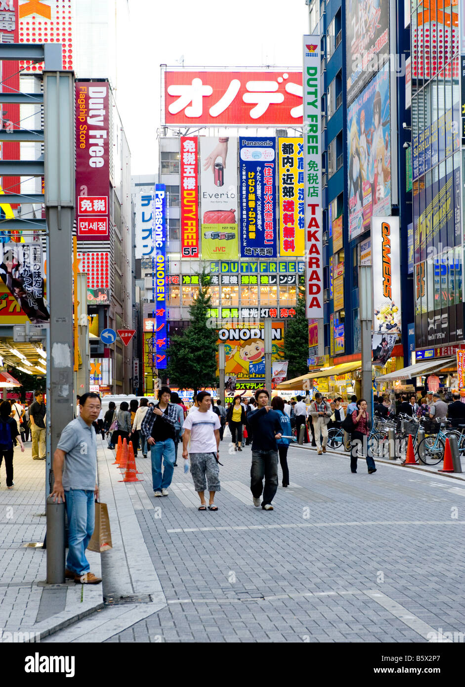Shopper in Akihabara, Tokyo, Japan Stockfoto