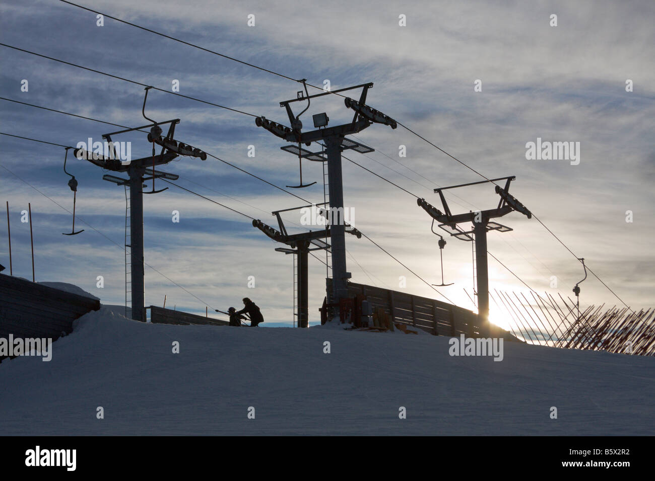 Skilift Pylonen im Schnee in der Abenddämmerung Valdres Norwegen Stockfoto