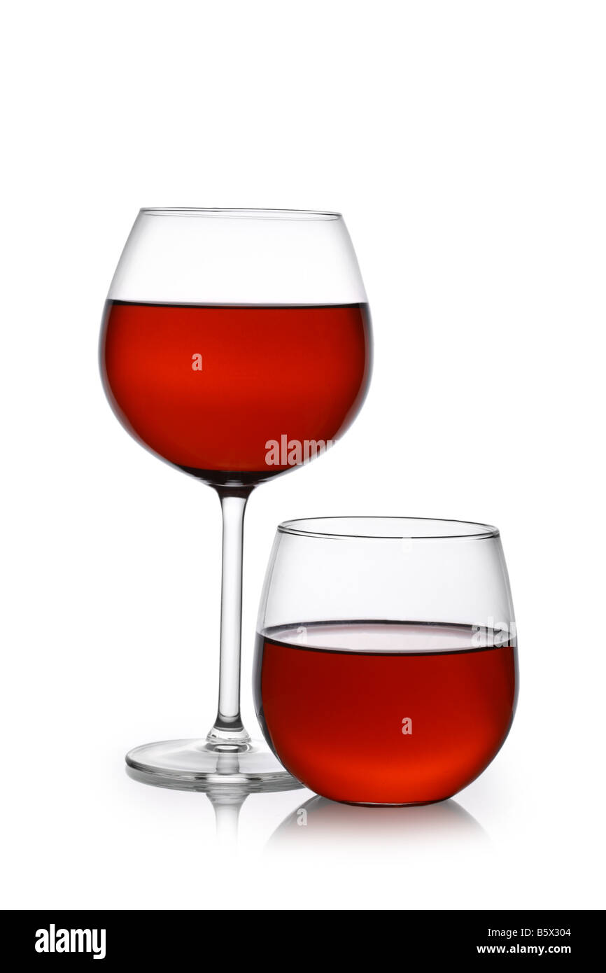 Rotwein in traditionellen und stammlose Gläser Ausschnitt isoliert auf weißem Hintergrund Stockfoto