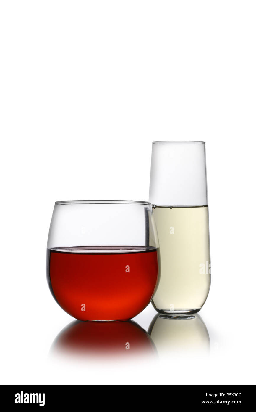 Rot- und Weißwein in stammlose Gläser Ausschnitt isoliert auf weißem Hintergrund Stockfoto
