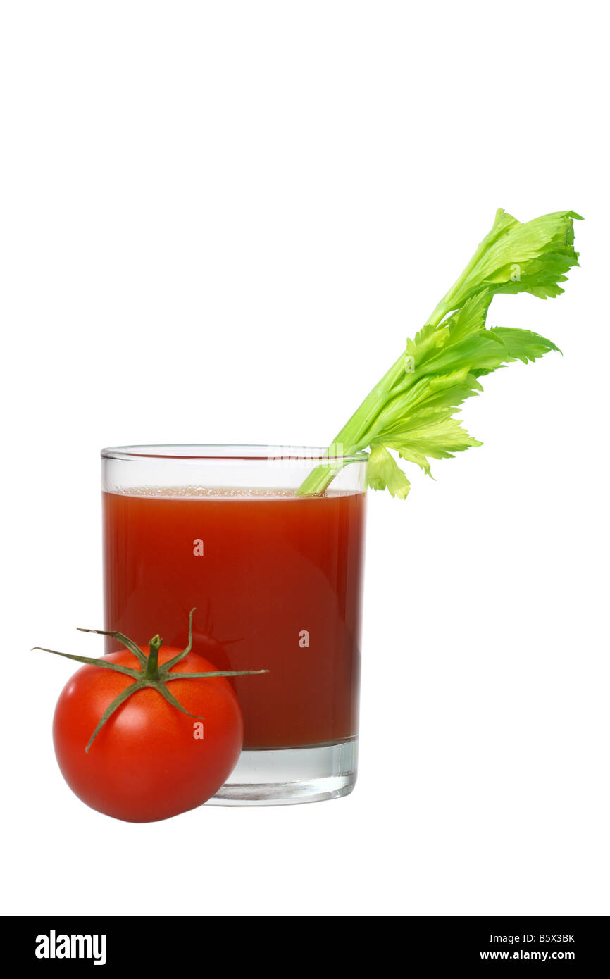 Tomatensaft mit frischen Tomaten und Sellerie Ausschnitt isoliert auf weißem Hintergrund Stockfoto