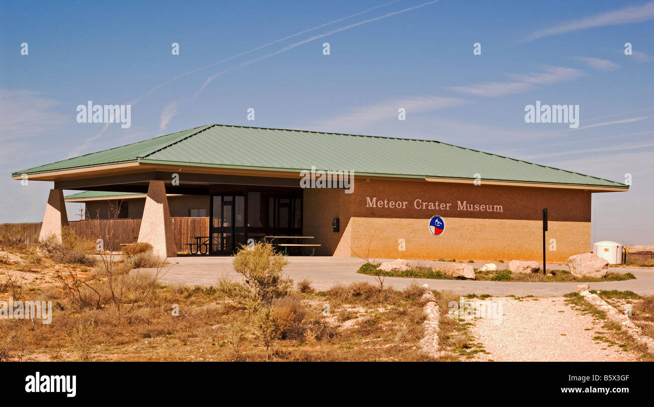Außenansicht des Meteor Crater Museum in Odessa, Texas, USA – eine historische Sehenswürdigkeit am Straßenrand und ein Ziel für Weltraumwissenschaften. Stockfoto