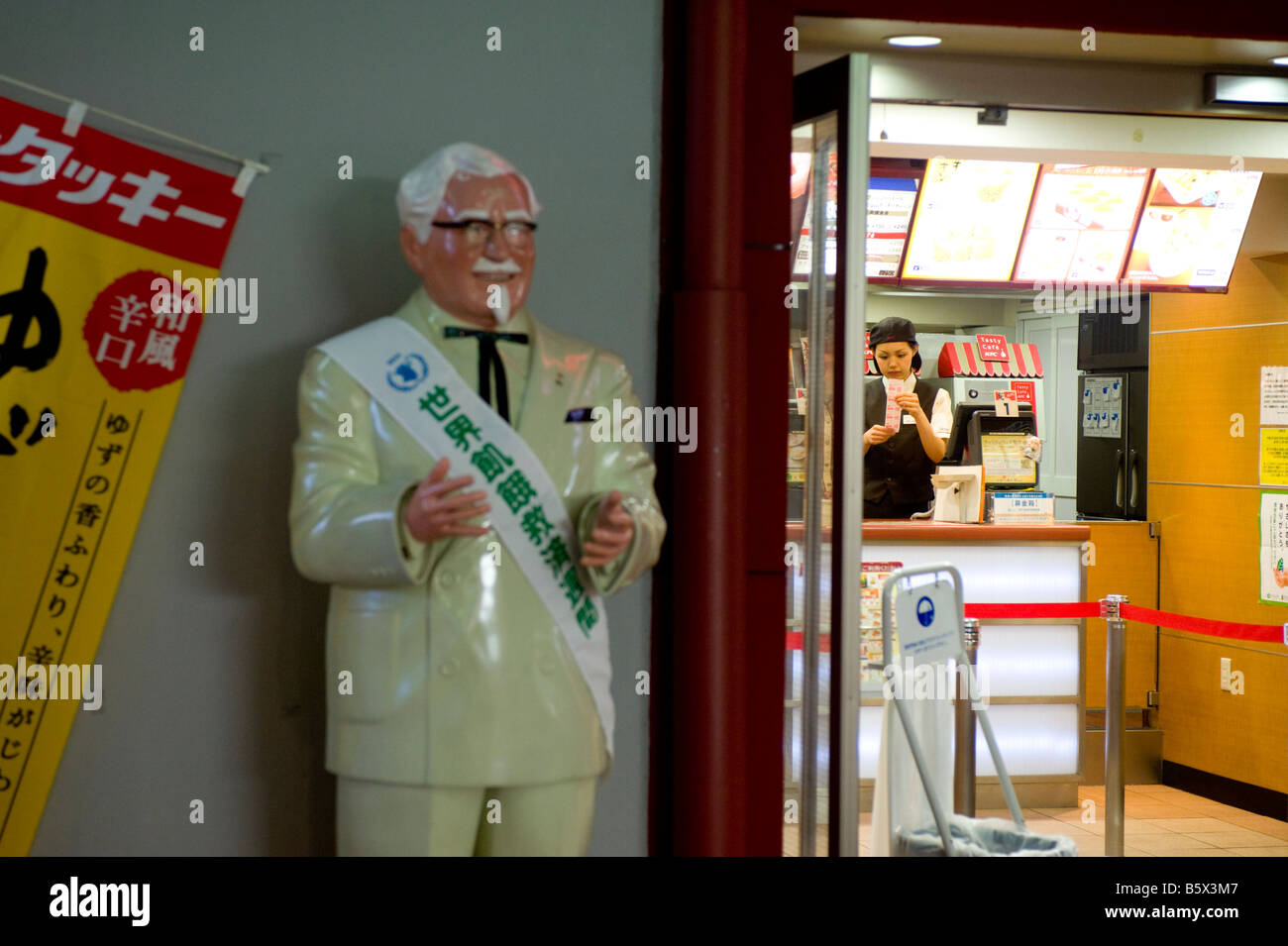 Colonel Sanders Statue außerhalb ein Kentucky Fried Chicken in Akihabara, Tokyo, Japan Stockfoto