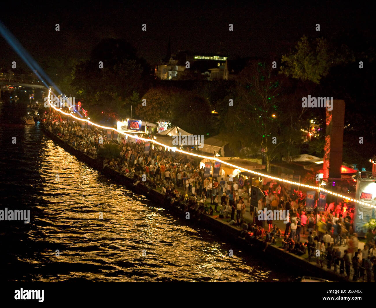 Festival der Flussufer in Mitternacht mit Massen von