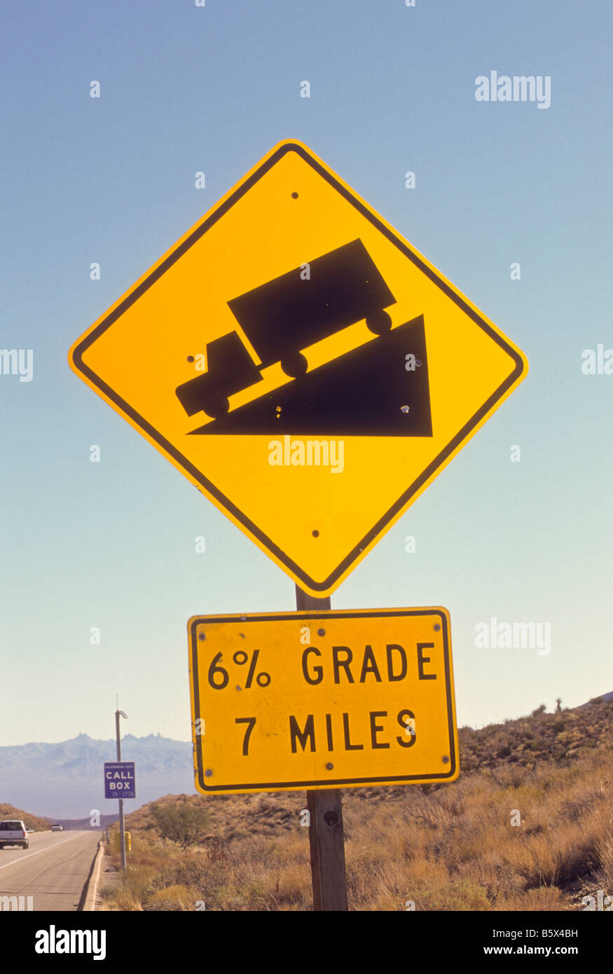 Downgrade-Warnschild auf der Autobahn zeigt 6 % Steigung Stockfoto