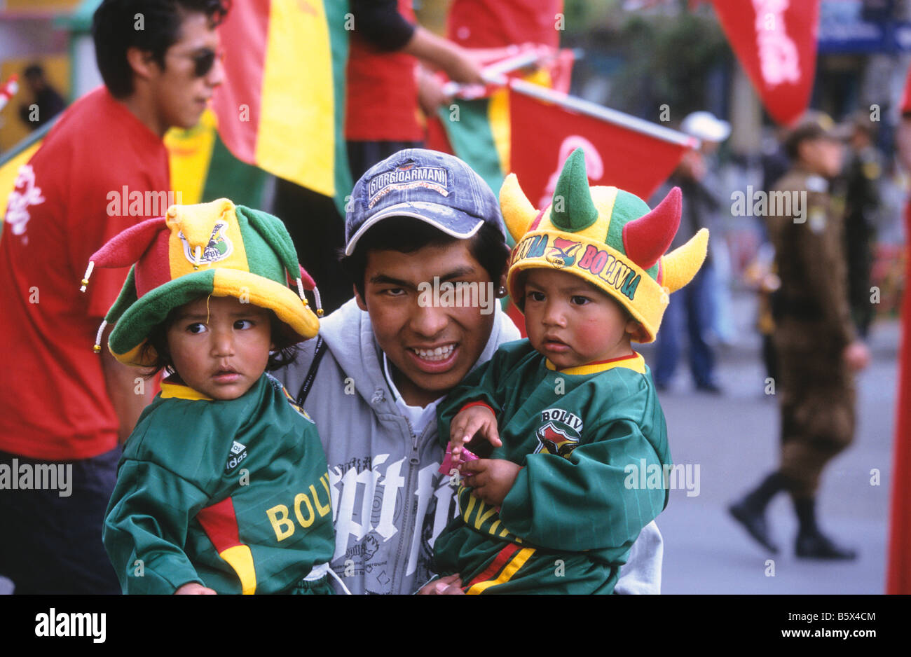 Patriotische junge Fußballfans mit Papa beim Länderspiel, La Paz, Bolivien Stockfoto