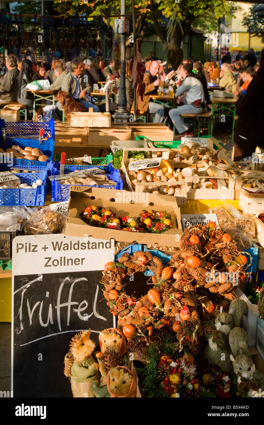 Viktualienmarkt in München Trüffel Funghi Hintergrund Bier Garten Deutschland Stockfoto