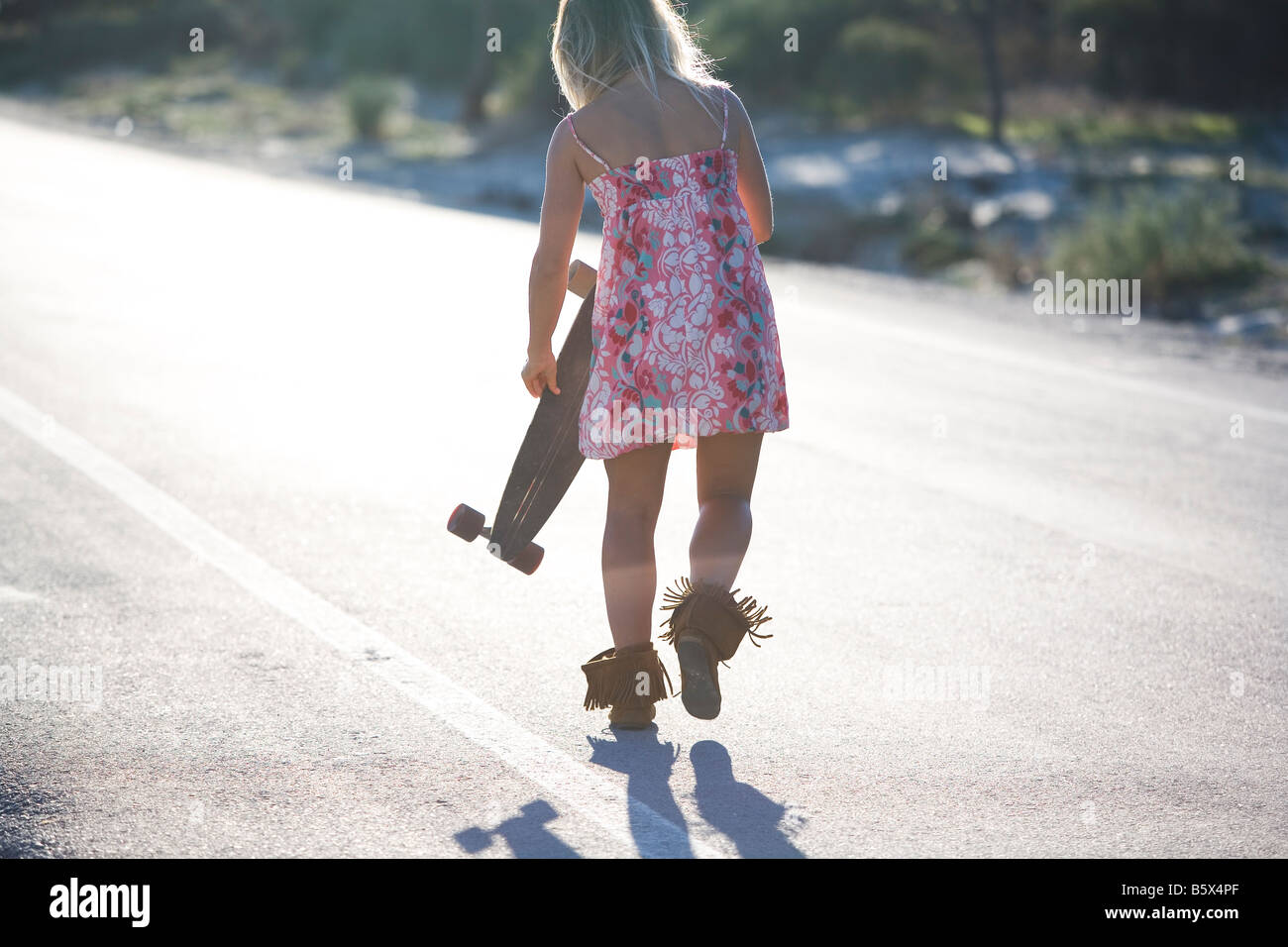 Junge Frau mit skateboard Stockfoto