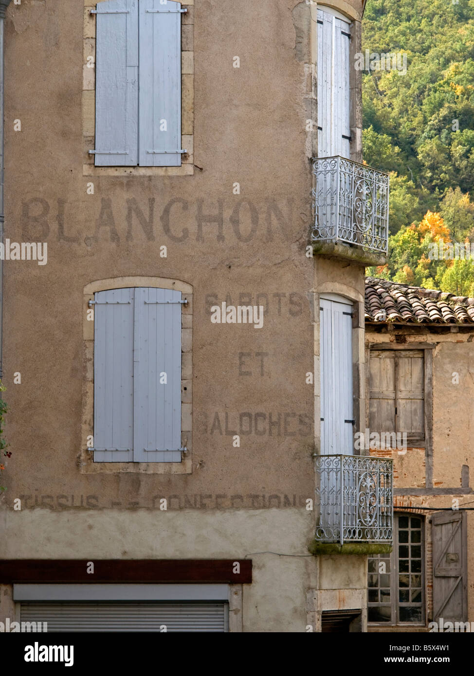 altes Haus mit Schrift des eingestürzten Firma Blanchon Produzent von frz. Saint Antonin Noble Val Midi-Pyrenäen Stockfoto
