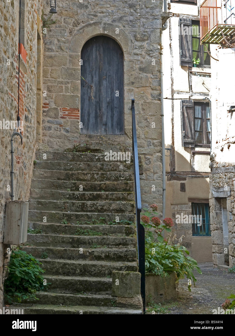 altes Haus mit Tür und alte Treppe Saint Antonin Noble Val Midi-Pyrenäen Tarn et Garonne Frankreich Stockfoto