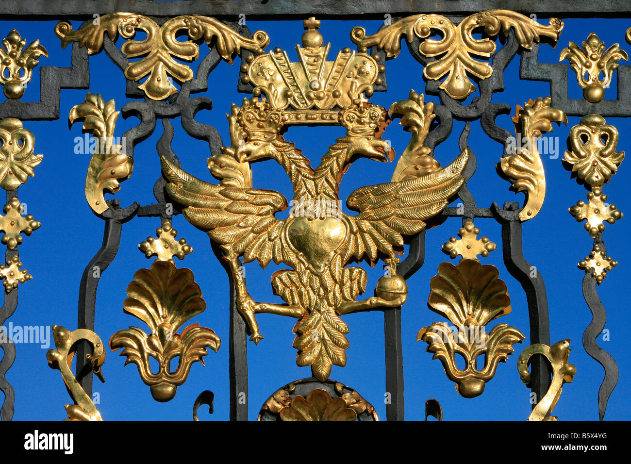 Tor mit dem goldenen Reichsadler Zarskoje Selo Palast (Catherine) in Puschkin, Russland Stockfoto