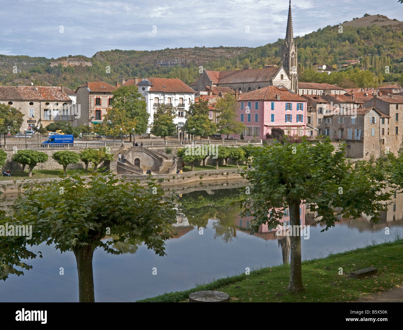 Fluss Aveyron am Flussufer mit Reflexion Hintergrund Kirche Stadt Saint Antonin Noble Val Midi-Pyrenäen Tarn et Garonne Frankreich Stockfoto