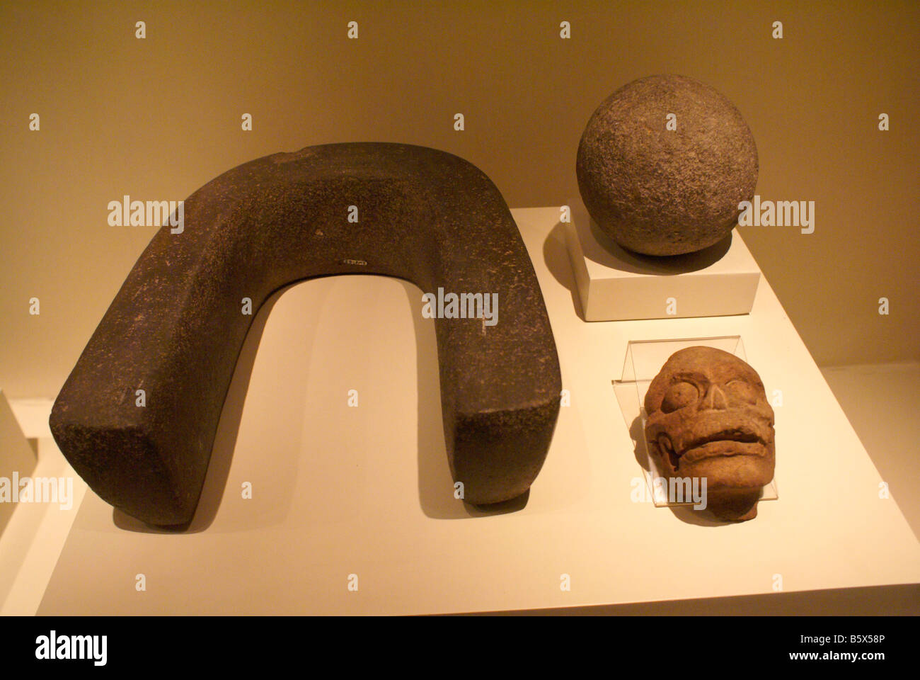 Maya Ball Spiel Artefakte im Museo Nacional de Antropologia David J Guzman nationalen Museum für Anthropologie in San Salvador, El Salvador Stockfoto