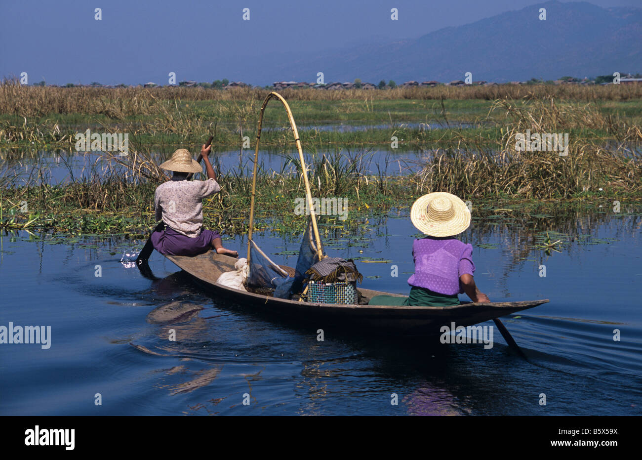 Burmesische Intha Frauen Kanu vorbei schwimmenden Gärten am Inle-See, Burma bzw. Myanmar Stockfoto