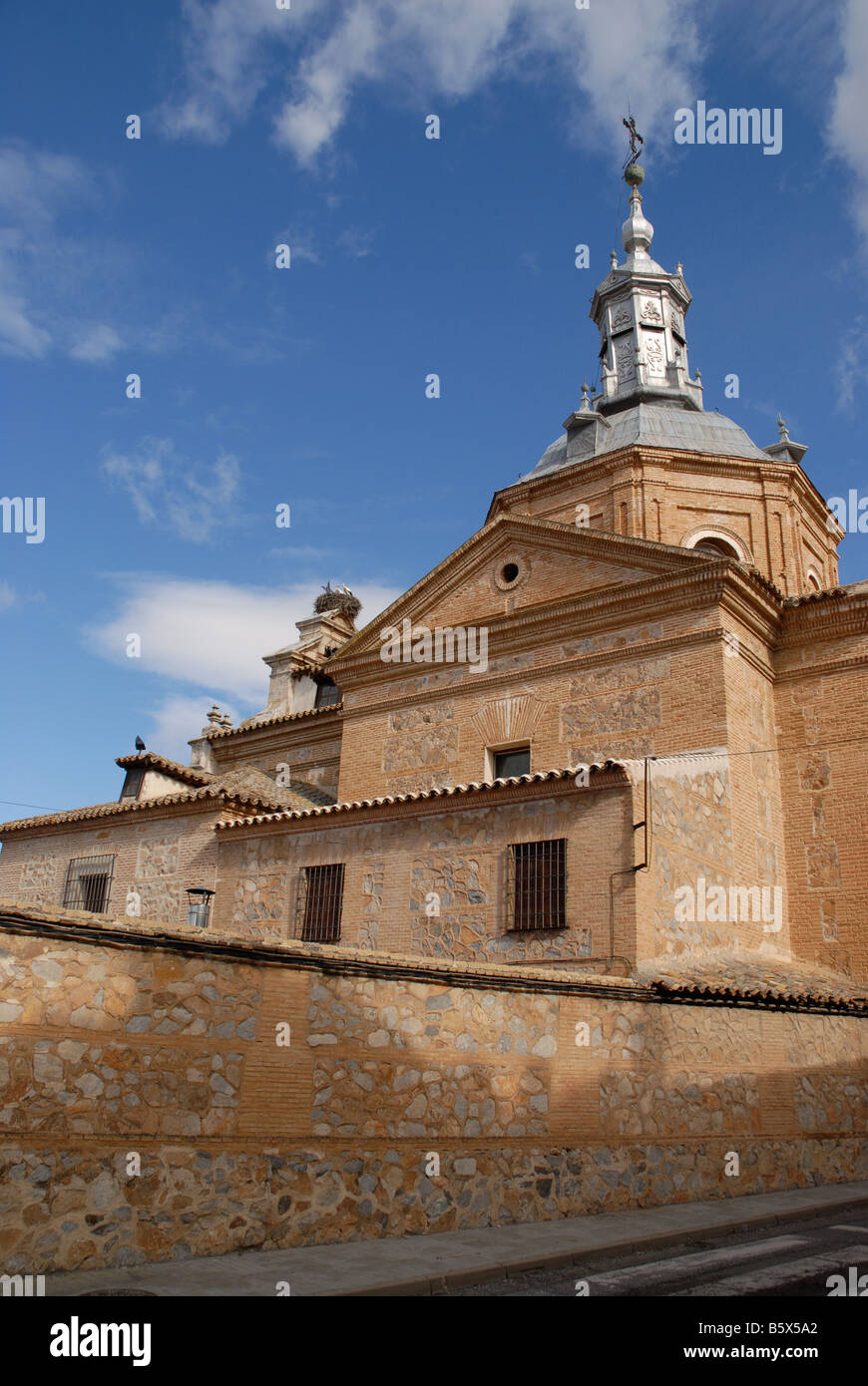 Kirche mit einem Storchennest auf dem Dach, Consuegra, Provinz von Toledo, Kastilien-La-Mancha, Spanien Stockfoto