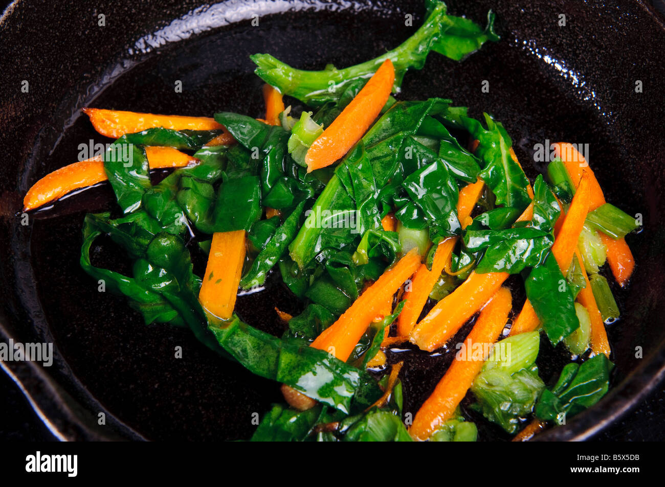 Gemüse in einer Pfanne sautieren Stockfotografie - Alamy