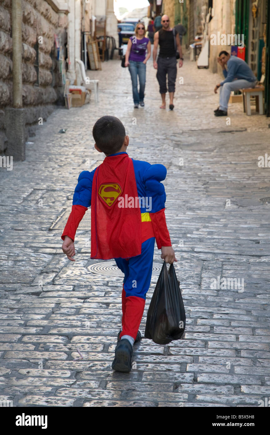 Israel Jerusalem alte Stadt Via Dolorosa jungen Junge verkleidet als Superman auf der Straße Stockfoto