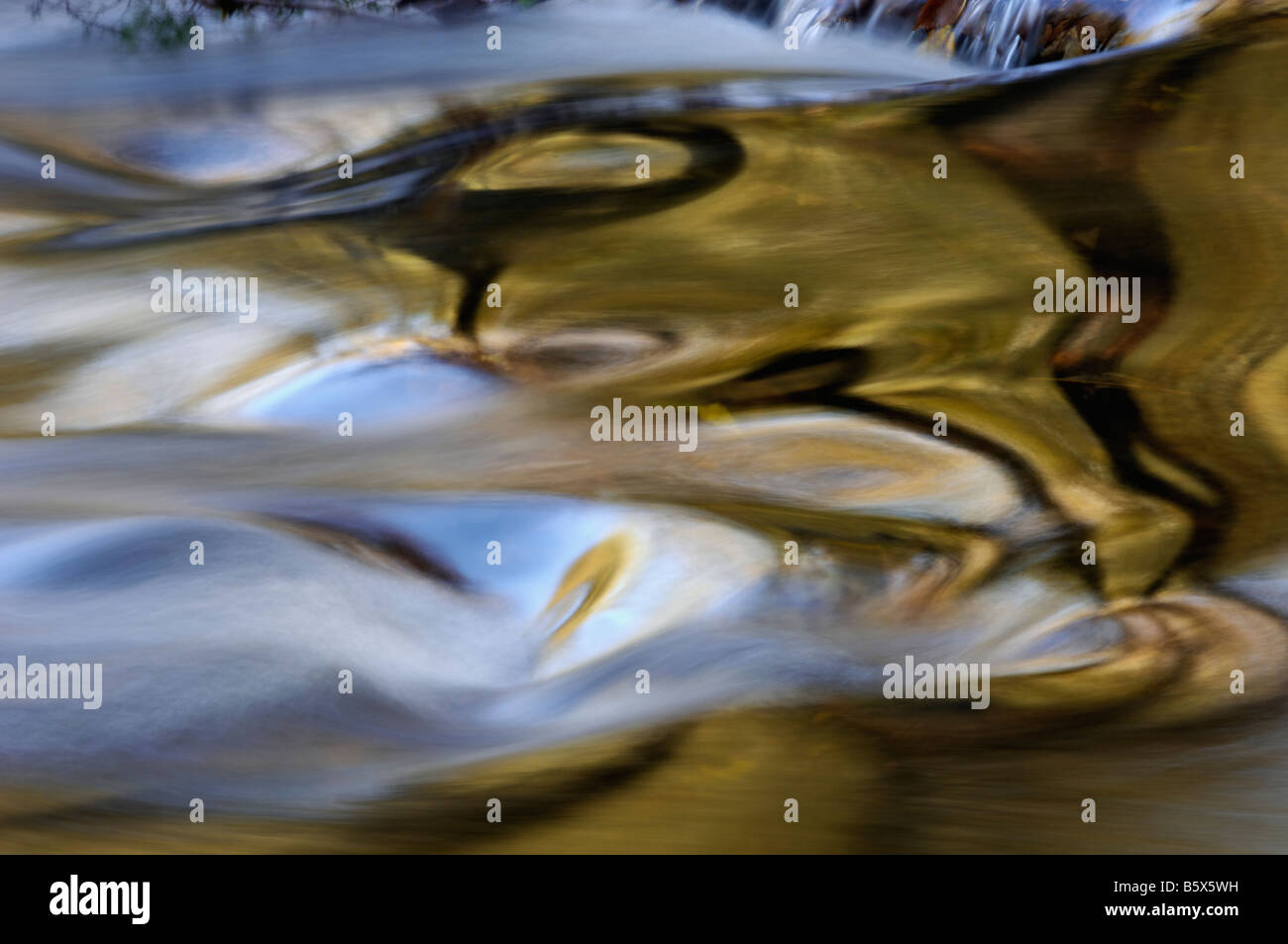 Zusammenfassung des fließenden Wassers und Herbst Farbe Reflexionen über den kleinen Fluss Great Smoky Mountains Nationalpark Tennessee Stockfoto