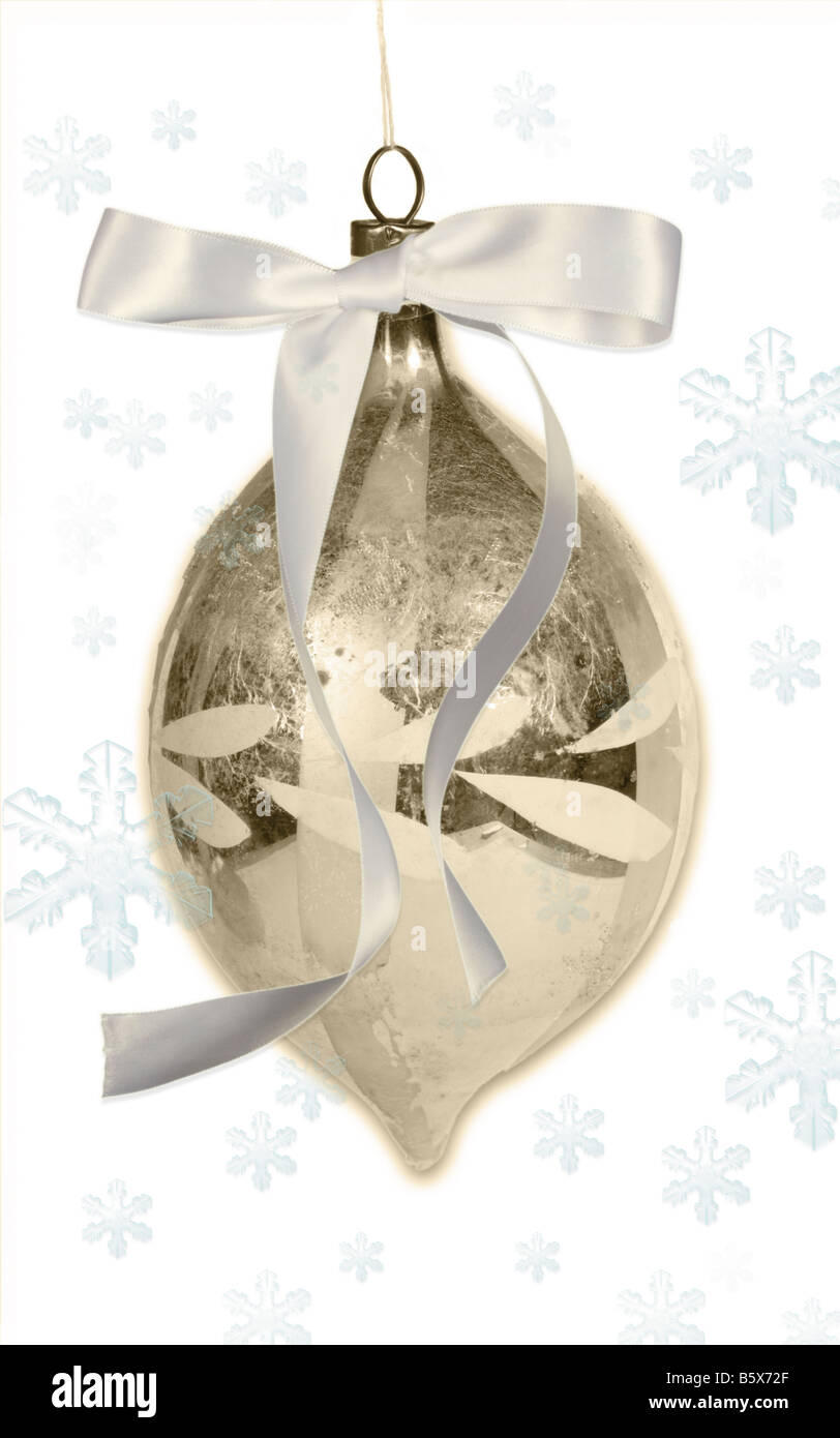Weihnachten Antik Lampe Dekoration Ornament Glas Goldband Winter Schnee Schneeflocken weißen Hintergrund Ausschnitt vintage Stockfoto