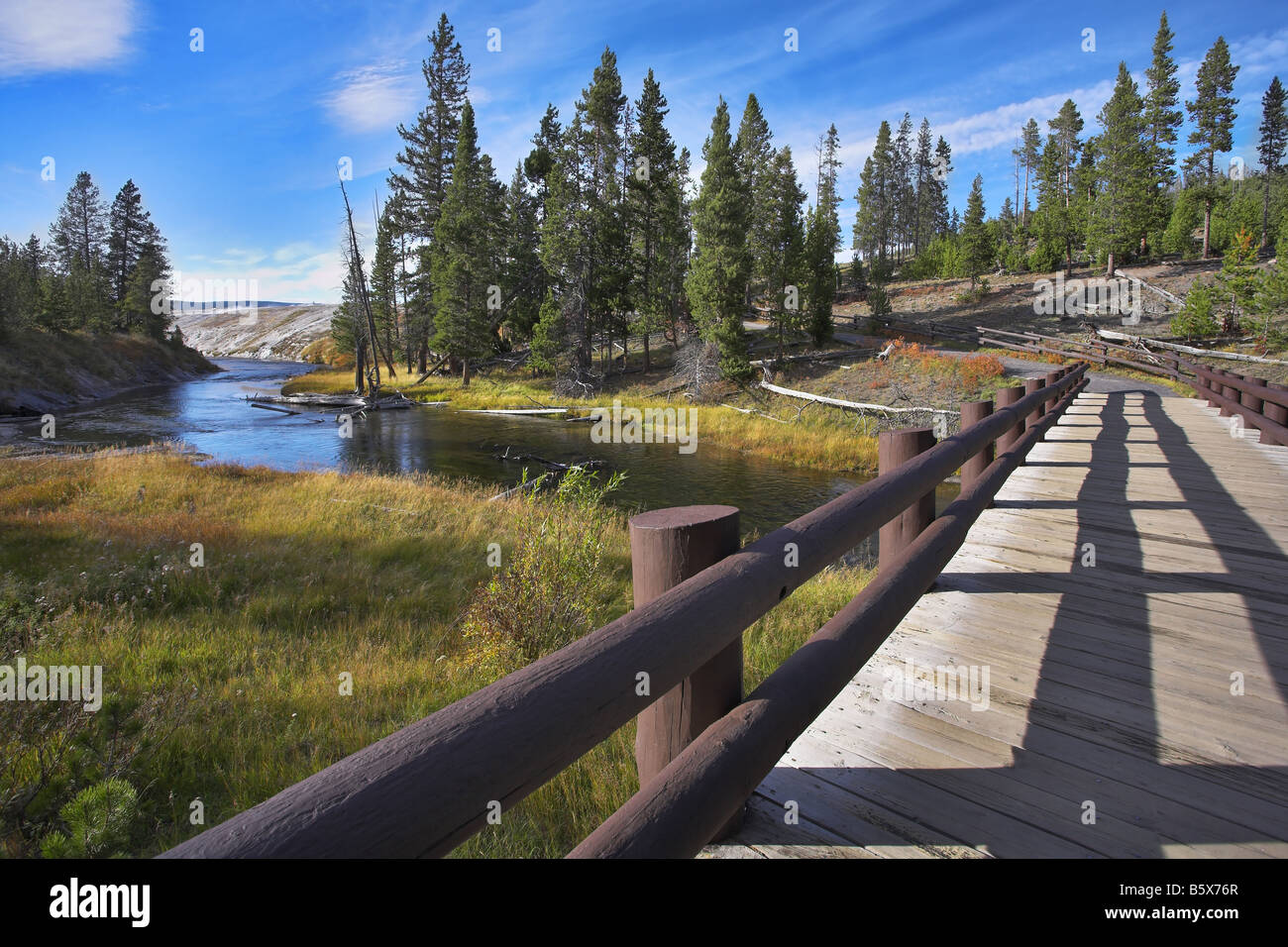 Der hölzerne kleine Fussgängerbrücke über einen Stream im wilden Bezirk Stockfoto