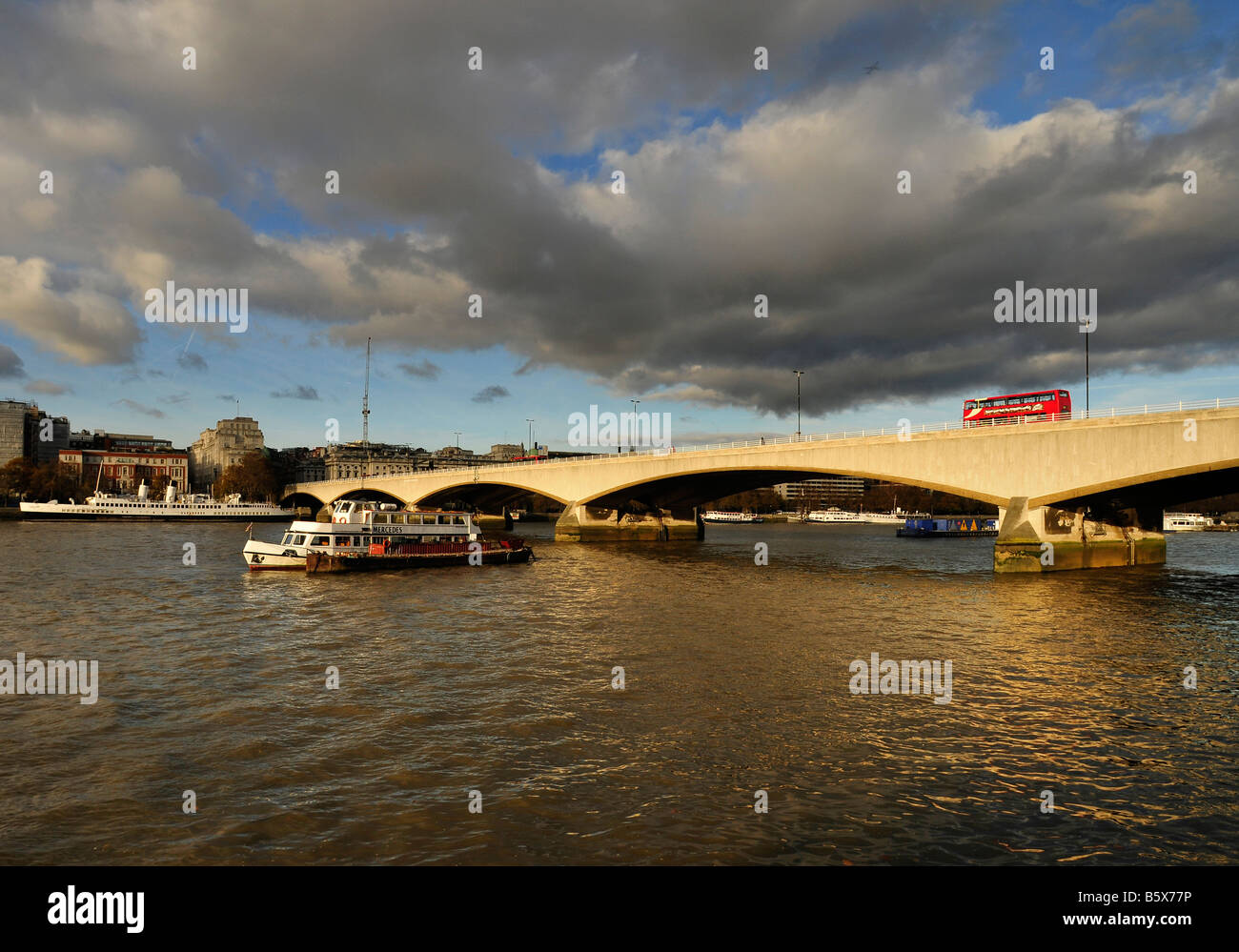 Waterloo Bridge mit roten Bus, London, Vereinigtes Königreich, UK. Bild von Patrick Stahl patricksteel Stockfoto