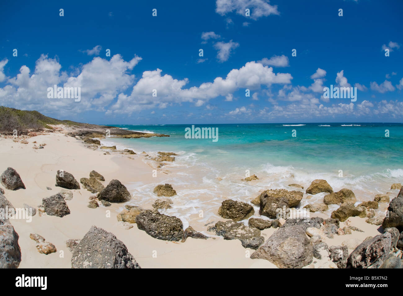 Kleinen einsamen Strand auf der karibischen Insel Anguilla in den British West Indies Stockfoto